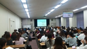 ガイダンスに熱心に参加する学生たち