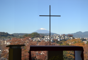 秋に撮影された聖堂と富士山
