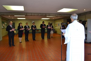 本学関係者のほかに、ソフィア後援会会長やソフィア会(同窓会)会長他、神奈川三菱ふそう自動車販売株式会社の関係者に見守られる中行われた