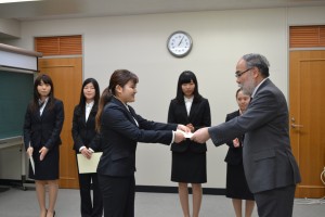 学長から賞状を授与された学生