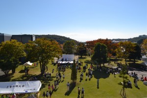 晴天にめぐまれた大学祭