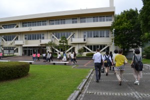 在学生がキャンパス内をご案内します