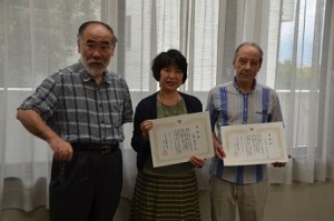 左から山本学長、近藤教授、フレダス非常勤講師