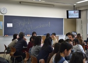 多くの学生や先生が集まり、英語での会話を楽しみました