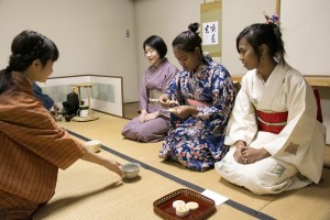 和サークルの協力で、初めて茶道体験をした受入学生