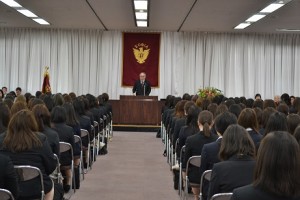 入学式にて祝辞を述べる山本学長