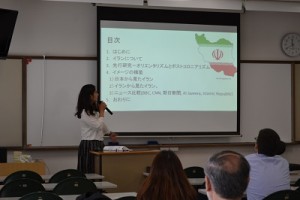 『メディアによって構築される外国のイメージ-日本から見たイラン』の発表の様子