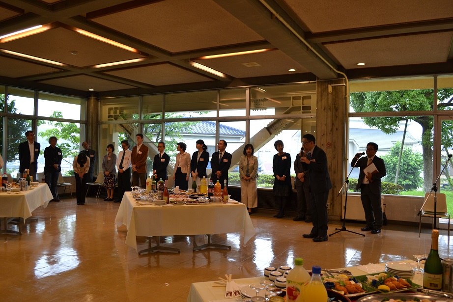 【懇親会】永野英語科長より教員の紹介をさせていただきました。